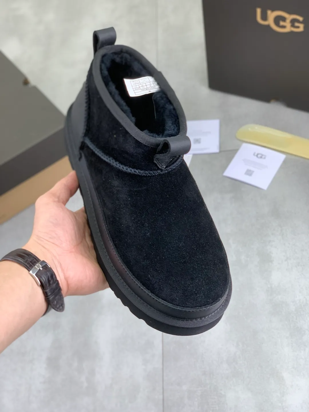 Men's men's shoes 💰P500 New top version UGG 2025 autumn and winter high-top new casual shoes new series Ansley Mules Fashionable and comfortable shallow flat slip-on casual loafers ✨ Classic suede cowhide with 10mm wool lining Insole suede collar Soft and comfortable ❤️ Decorated with UGG classic heat embossed brand logo on the back side Full texture Lightweight rubber sole Anti-slip, wear-resistant and comfortable Color: Black Brown Size: 39-45